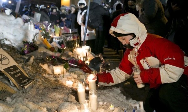 Des milliers de Canadiens ont rendu hommage aux victimes de l'attentat. D. R.